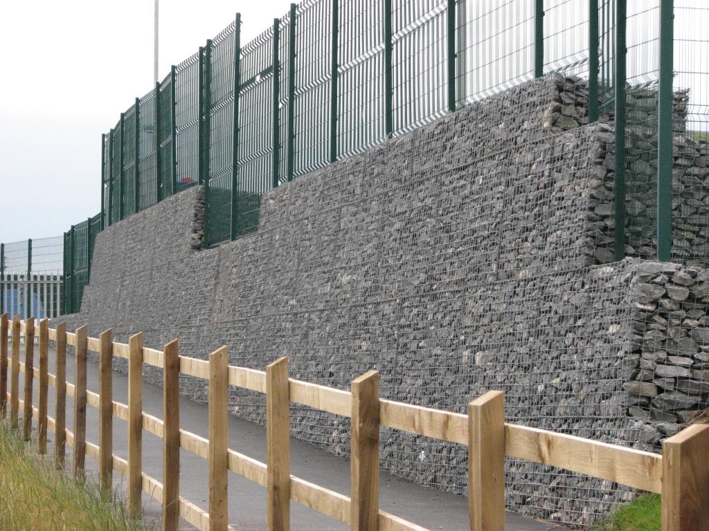 steep-gabion-wall-with-fence-installed