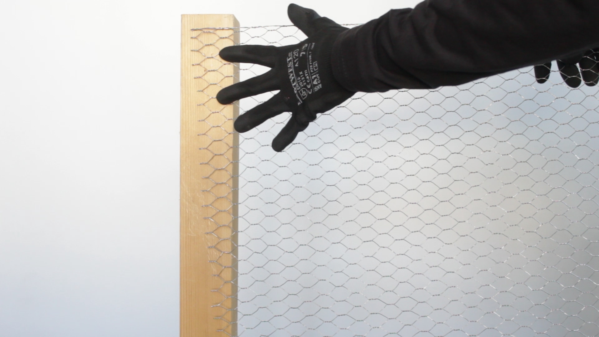 chicken-wire-attachment-to-wood