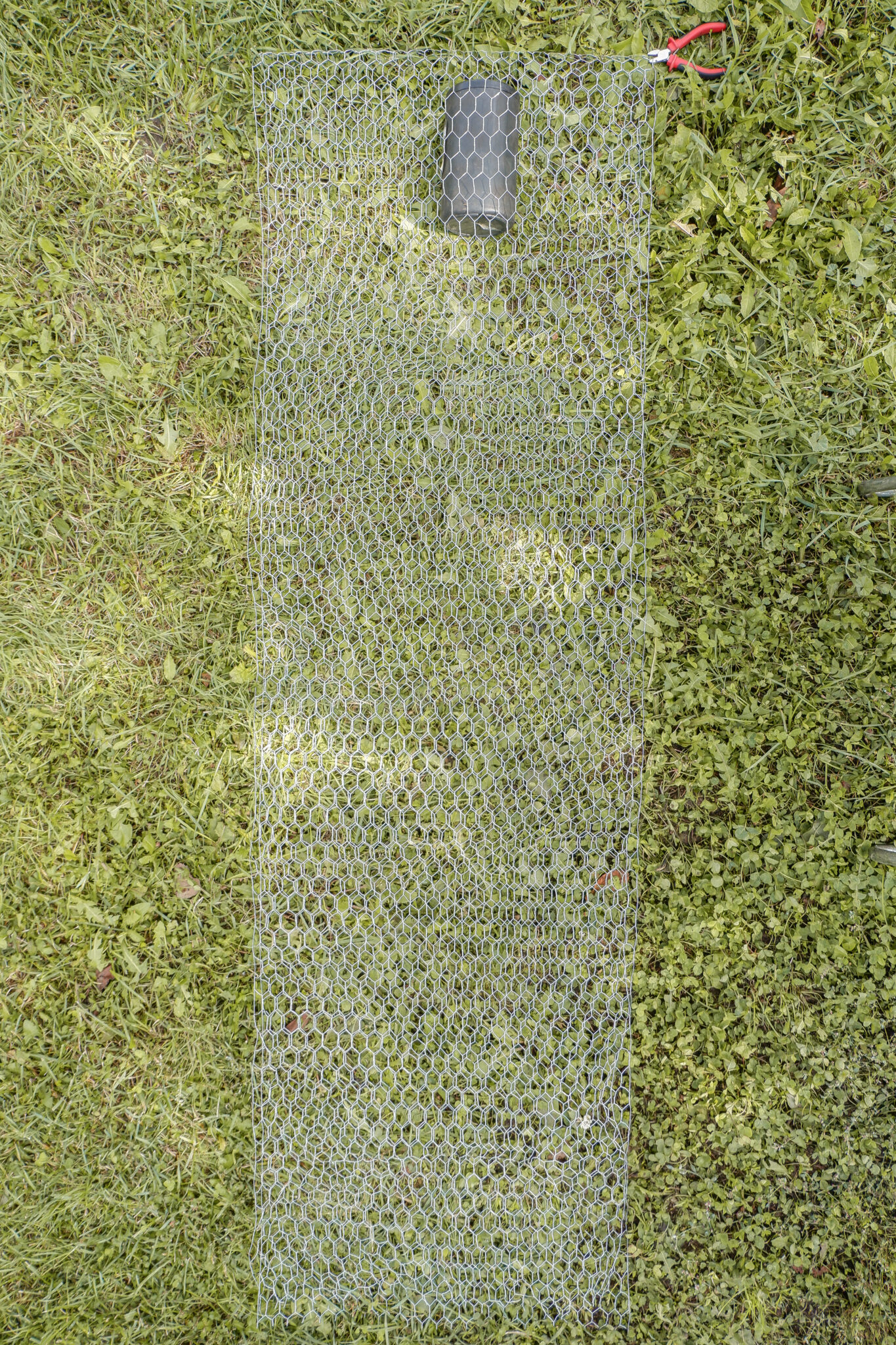 How to Make Chicken Wire Ghost Figures (Easy Steps) Wire Fence