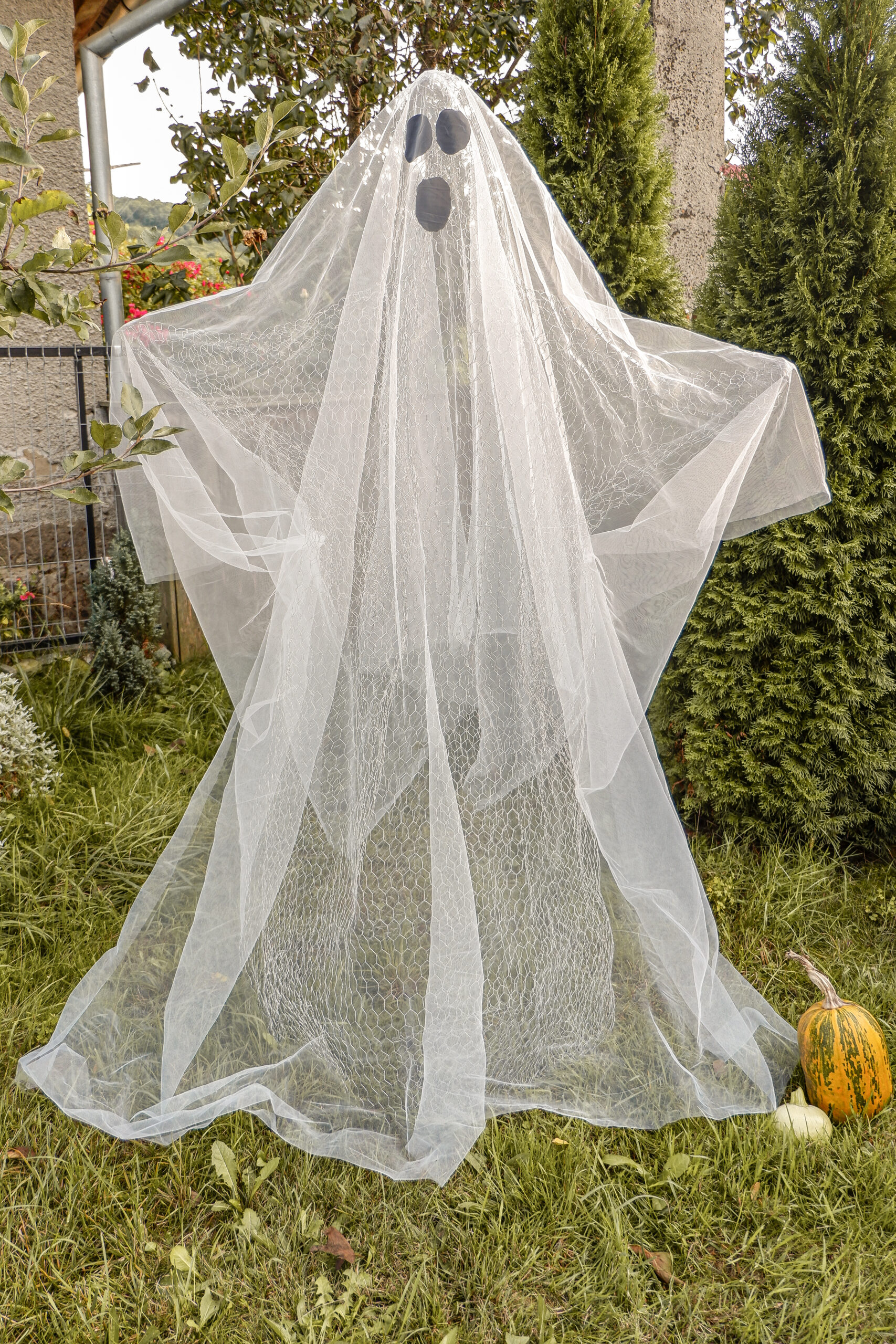 chicken-wire-ghost-figure-with-tulle-fabric