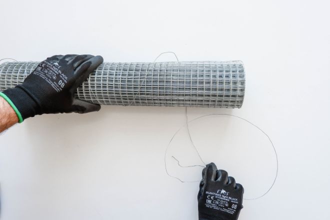 unwrap-wire-holding-welded-wire-mesh-roll-together