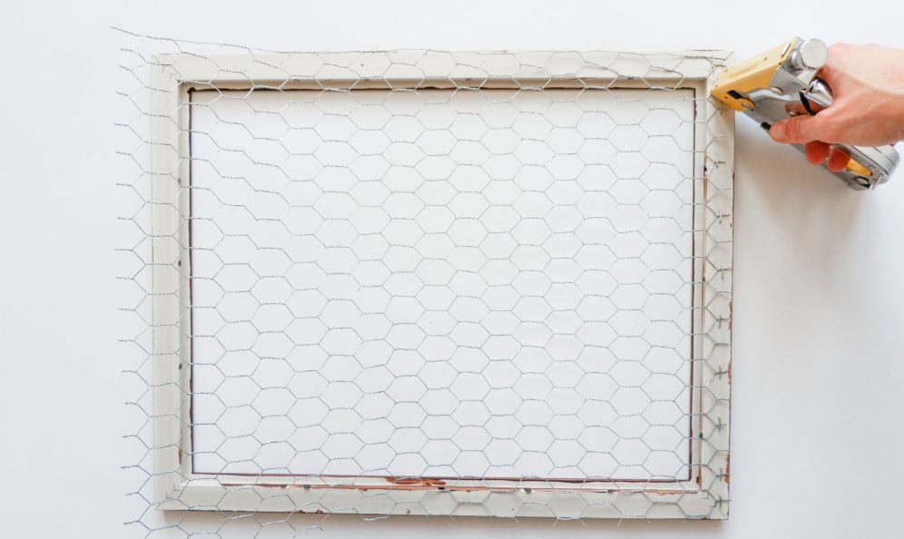 attach-chicken-wire-to-the-frame