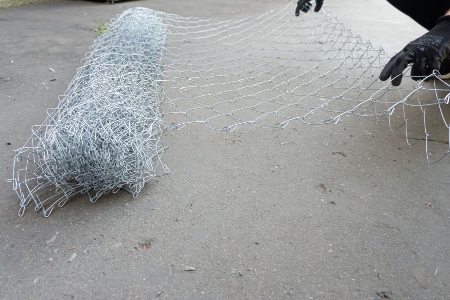 place-chain-link-on-the-ground