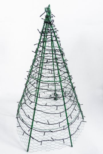 chicken-wire-xmas-tree-unplugged