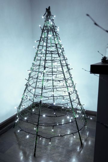 chicken-wire-xmas-tree-plugged-in