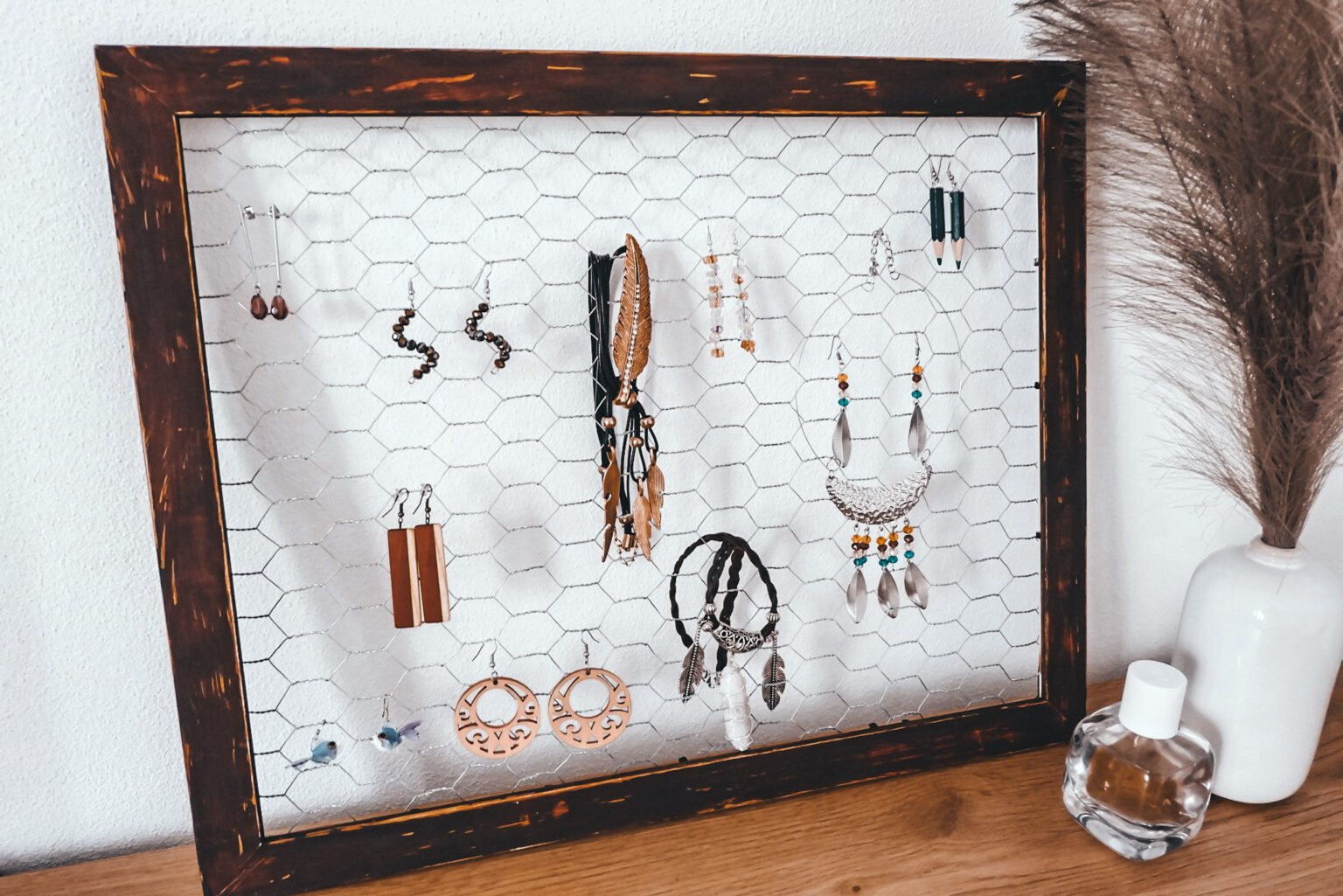 DIY Chicken Wire Jewelry Holder (FREE PDF) Wire Fence