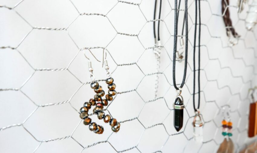 DIY Chicken Wire Jewelry Holder (FREE PDF) Wire Fence