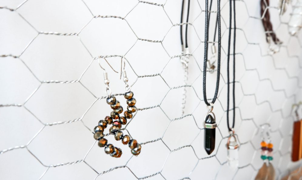 chicken-wire-jewelry-holder