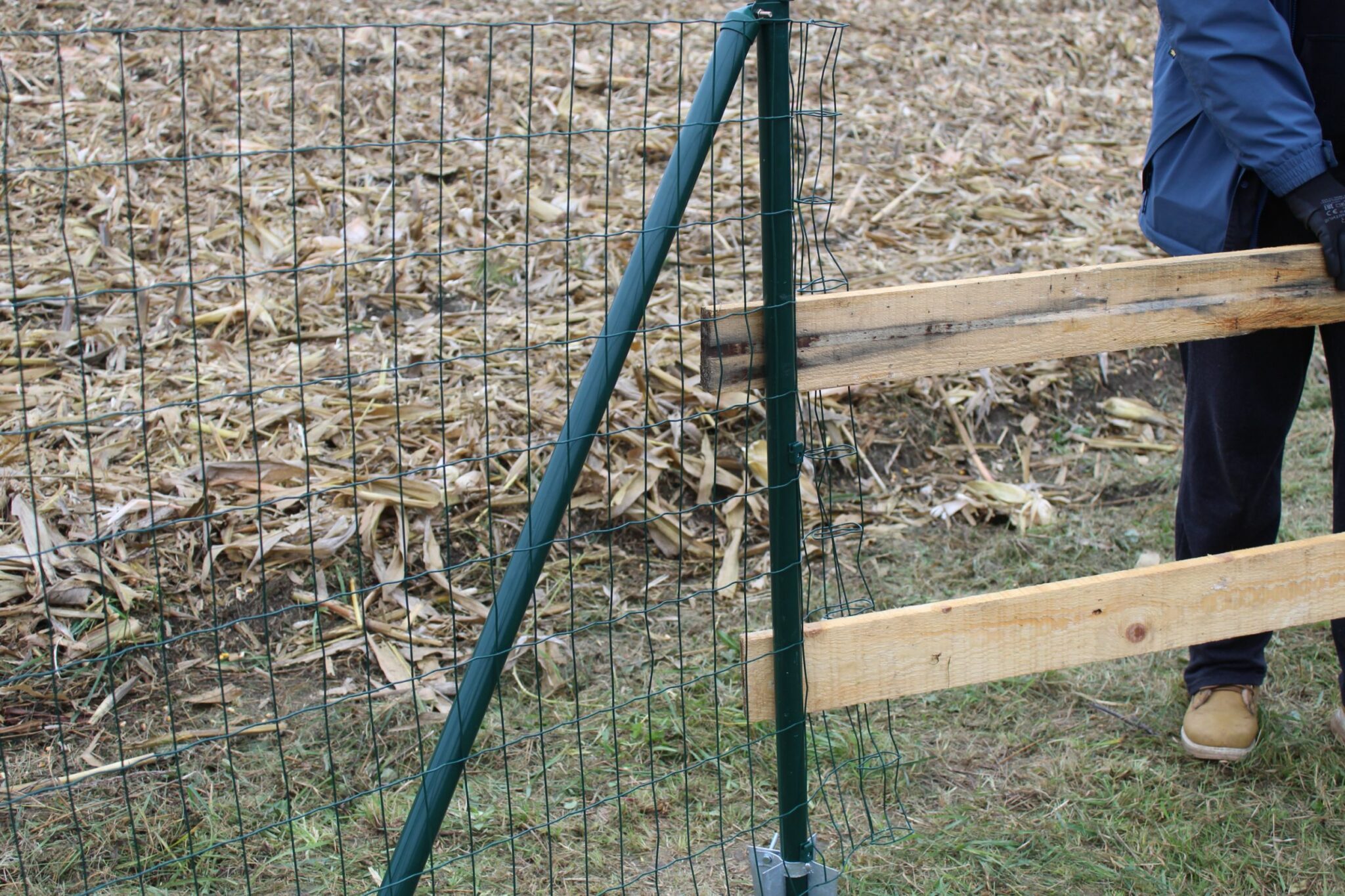 easy-way-to-tension-a-wire-mesh-fence