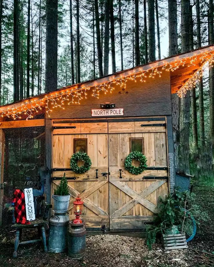 farmhouse-christmas-coop