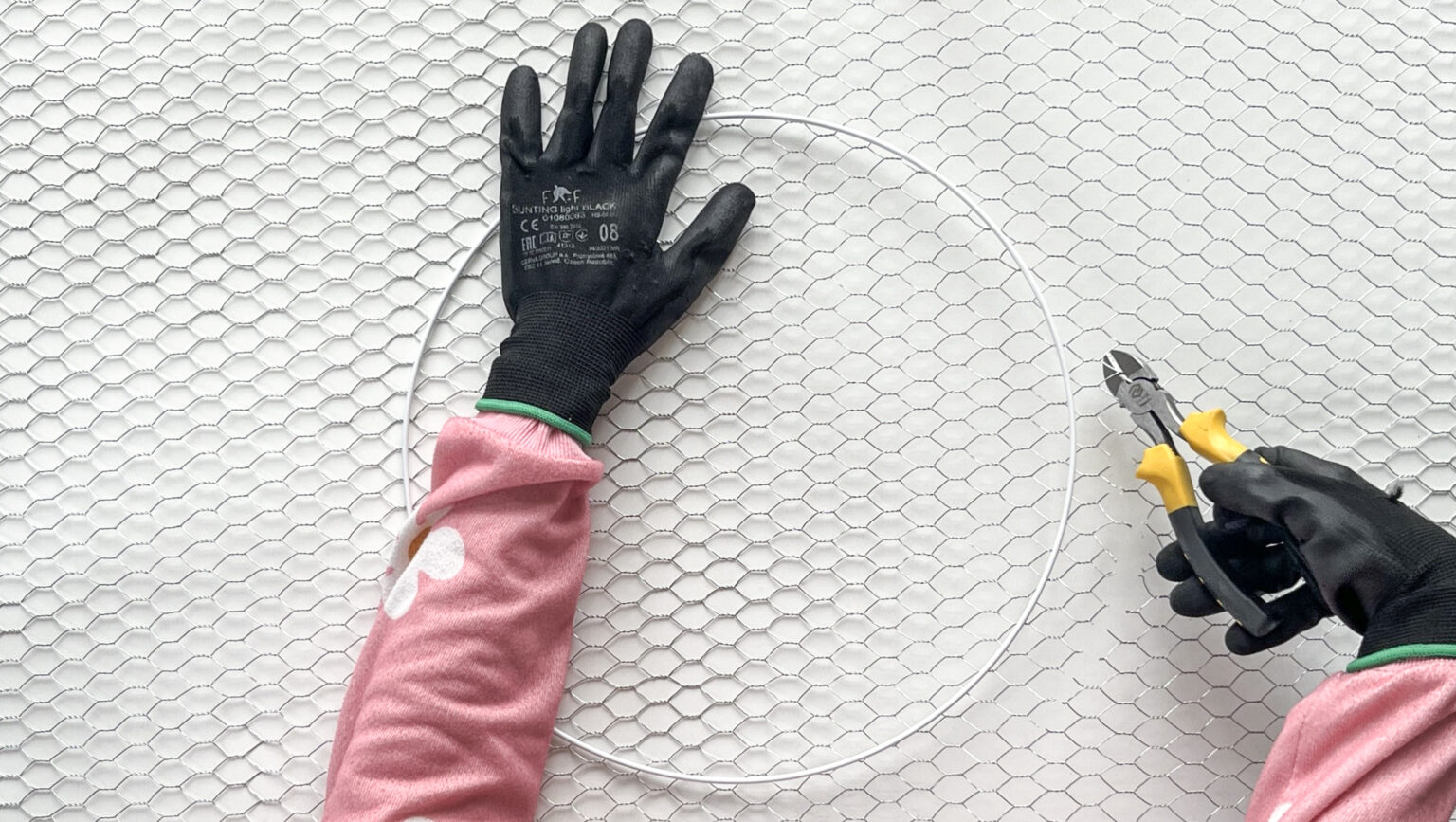 cutting-chicken-wire-circle