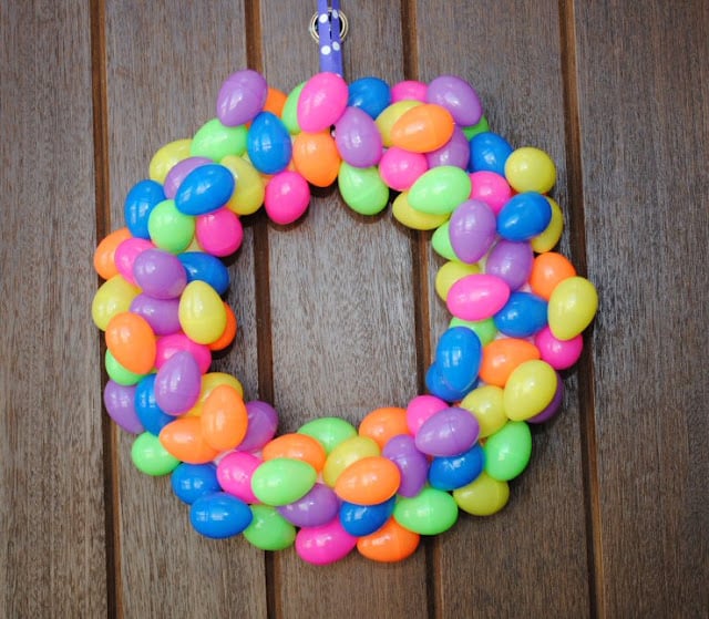 plastic-egg-wreath