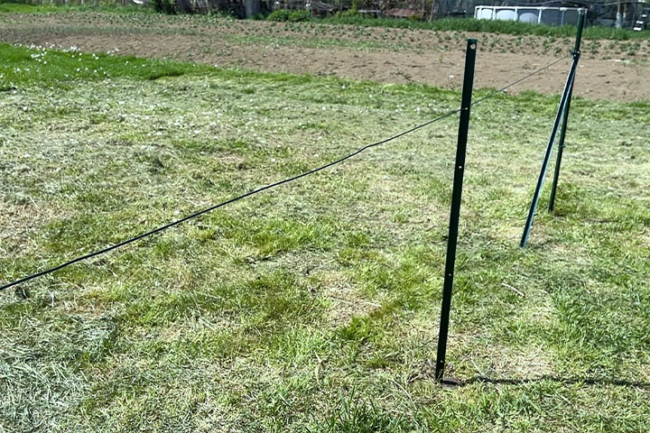 tensioning-wire-through-intermediate-post