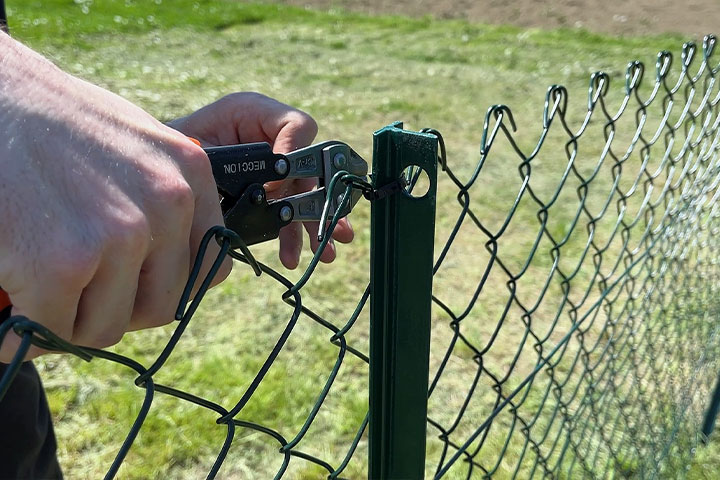 cut-off-extra-cable-tie