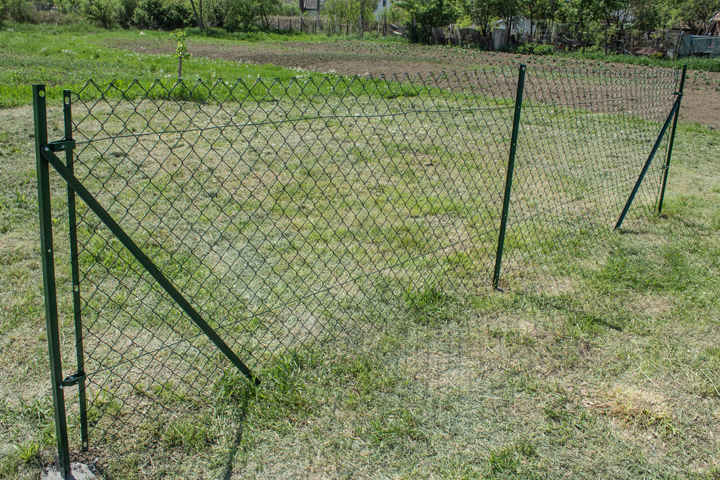 chain-link-fence-with-t-posts
