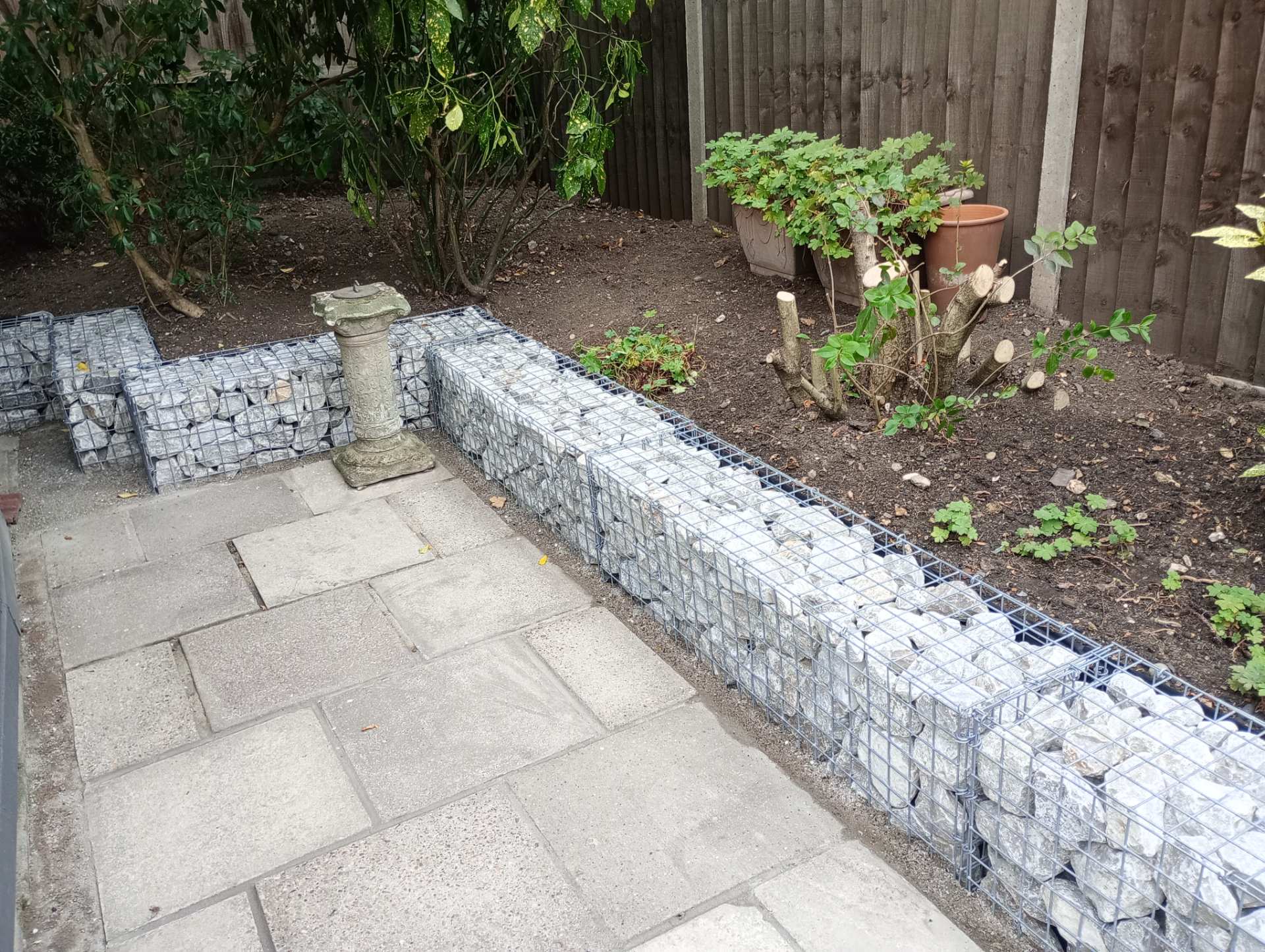 low-garden-freestanding-gabion-edging