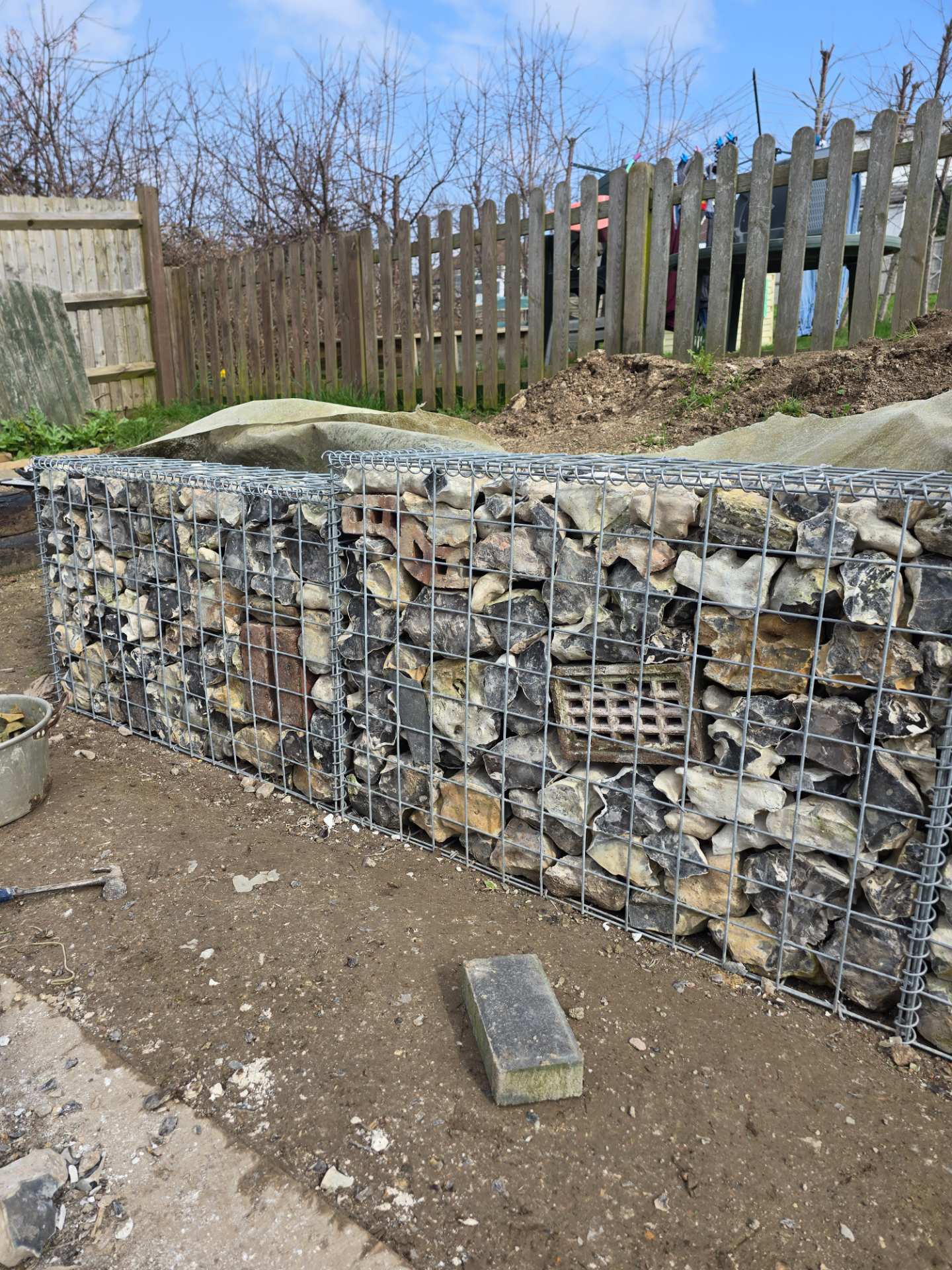 garden-freestanding-wall-with-flint