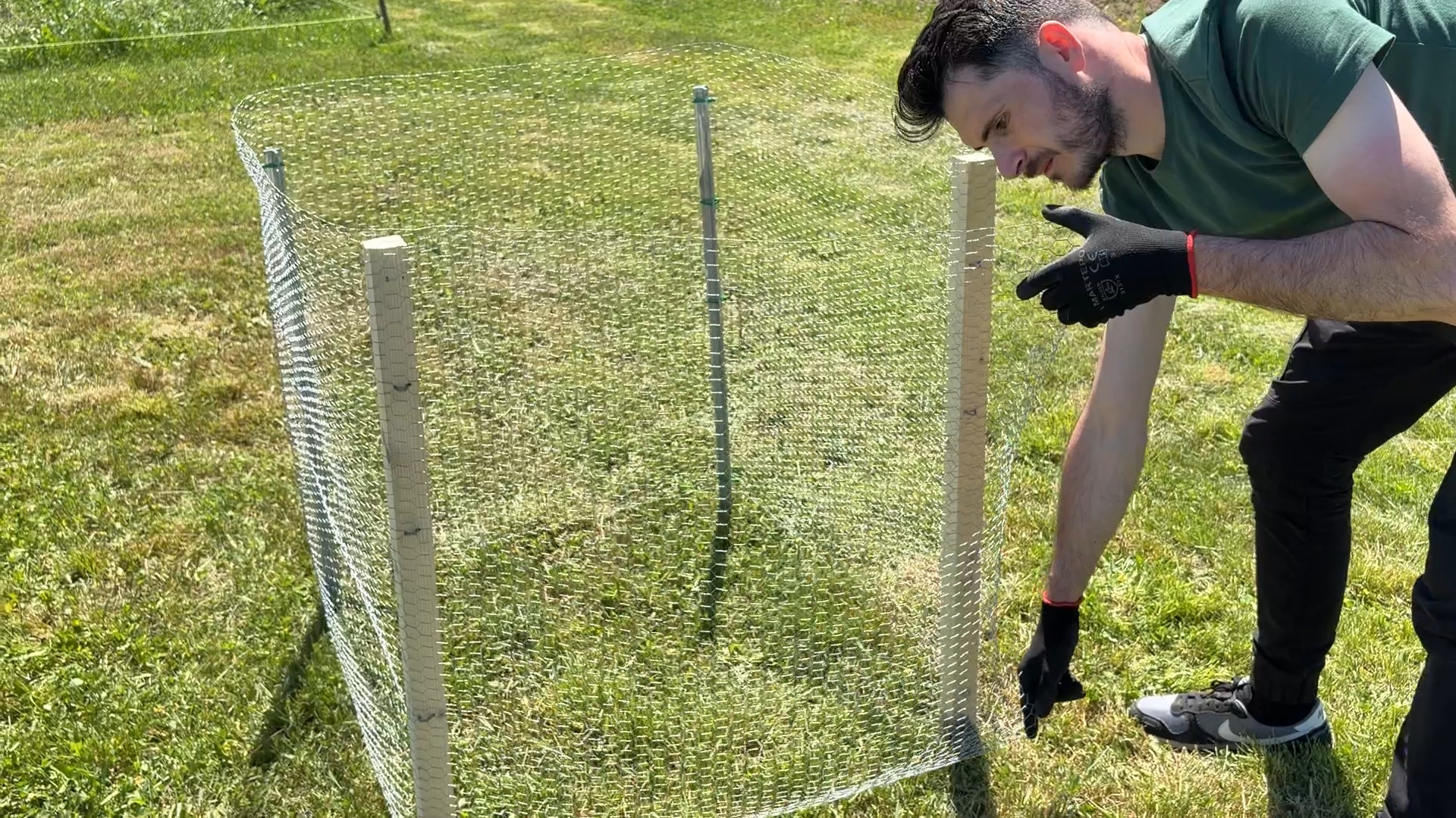 erno-installing-chicken-wire-compost-bin