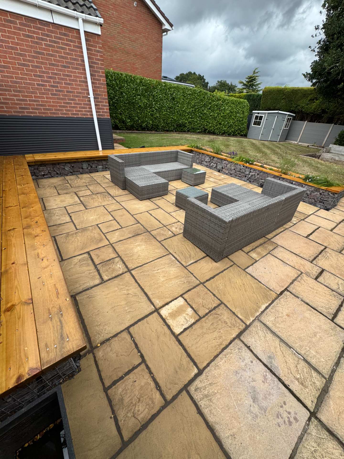 garden-decking-gabion-bench